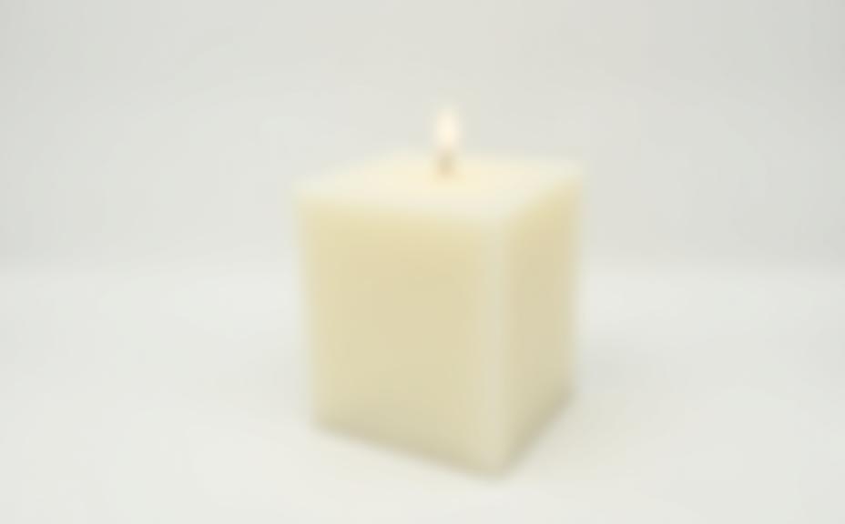 Vela en forma de cubo, minimalista y contemporánea